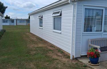 3 Bed Chalet - Sleeps 6 - Parking - Garden - Wifi - Foto 11