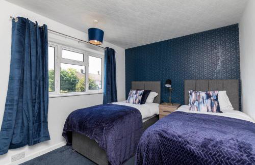 Findon House Spacious 3 bedroom, contractor, relocations friendly,10mins from GATWICK Airport, free parking, WIFI, garden, CRAWLEY - Photo 9