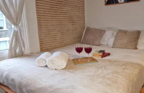 Lovely artist's home ecently refurbished - Photo 19