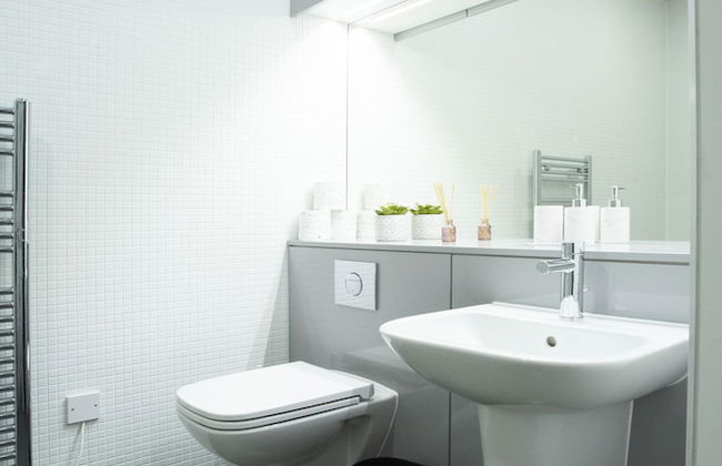 Stylish modern home in Manchester city centre with parking - Photo 43