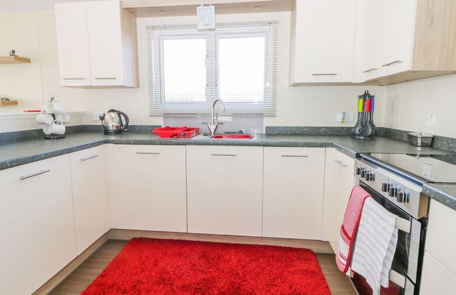 Superb Detached Lodge Located on Skipsea Sands - Photo 4