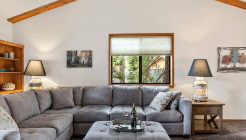 Cozy 3BR Dog-Friendly Cabin- Level 2 EV Chgr - Photo 4