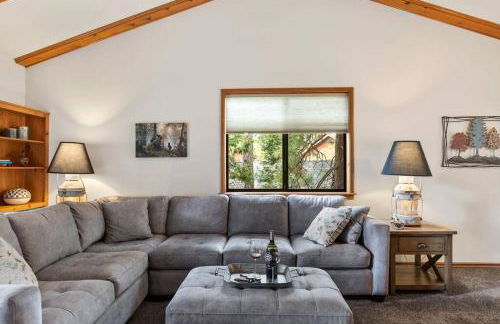 Cozy 3BR Dog-Friendly Cabin- Level 2 EV Chgr - Photo 4