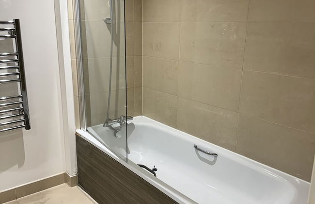 STUNNING 2 BED APARTMENT WITH PARKING - Foto 35