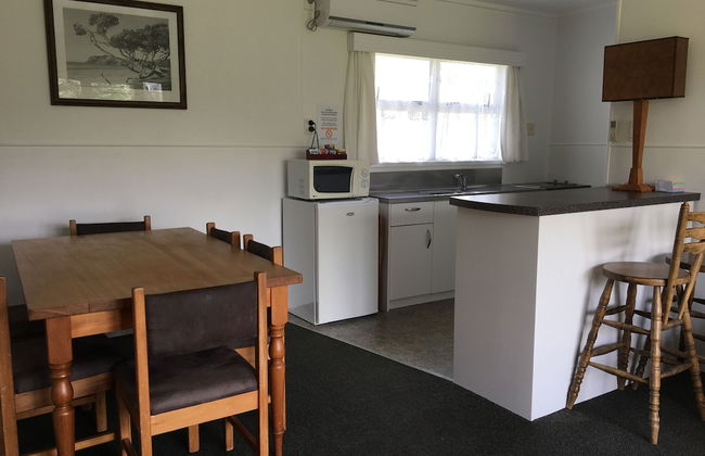 Raglan Palm Beach Motel - Photo 17