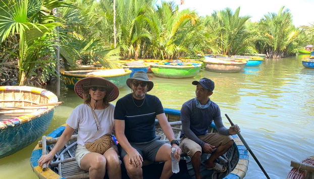 Posando en la barca de bambú