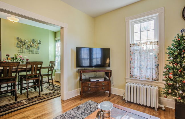 5bddowntown Victorian Charmhot Tub, Firepit - Photo 30