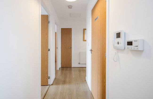 Impeccable 2-bed Apartment in Romford - Photo 2