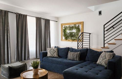 Stylish 3 Bed Retreat, Rooftop, Parking, Sleeps 10, Ensuite Baths, Bunk Room, Gourmet Kitchen, Cozy Living Space, Rooftop Views & Fire Table, Near Downtown, Distilleries & Marathon Village, 24 Hr Hospitality - Foto 16