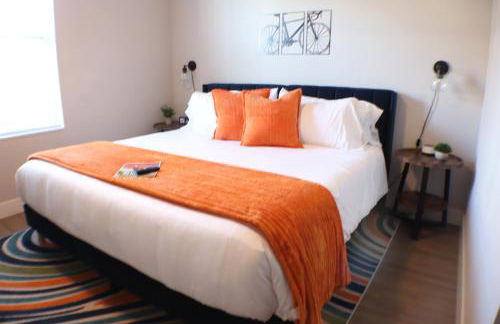 Luxe King Suite, Cozy Sectional, Gym, Pool, U of A - Photo 21