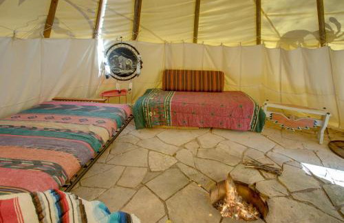 Colorful Cabin w/ Teepee, Fire Pits & Mtn Views! - Foto 22