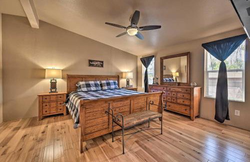 Near Hiking Munds Park Cabin with Deck and Yard - Foto 12