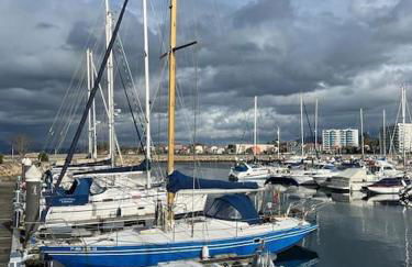 Tu casa flotante en Sevilla! Barco en alquiler en el Guadalquivir - Photo 1