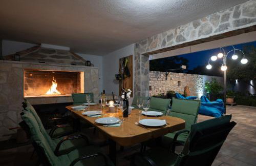 Villa Pietra- Modern rustic poolside oasis - Photo 6