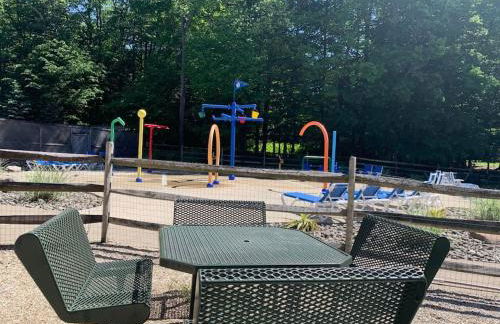 Stylish and Cozy Cabin, Walking Distance to Big Bass Lake - Foto 43