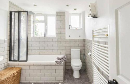 Bright & Stylish 4-Bed Home in the Heart of Morden - Photo 4