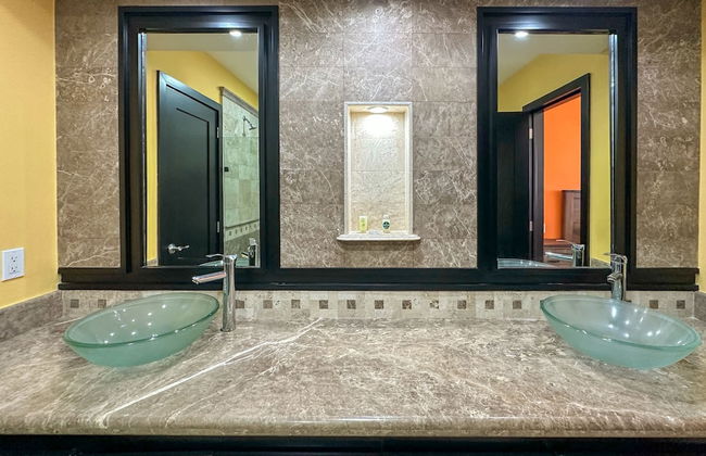 Poolside Family Retreat 2BR Condo - Foto 23