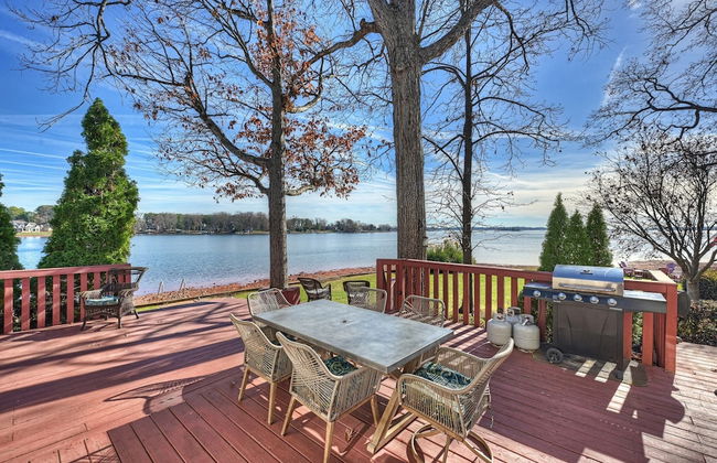 Bear Creek Lodge by Avantstay Lakefront + Dock - Photo 43