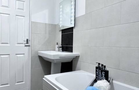 Sleek Skyward Serenity 2bed w Pool Table - Ystrad - Foto 14