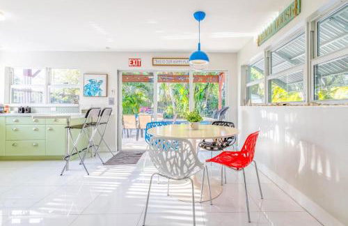 Fun Family-Friendly Poolside Escape Near Beach - Foto 10