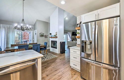 Lakefront Rogers Getaway with Hot Tub and Deck! - Foto 8