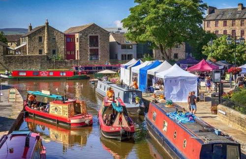 Canalside walks Riddlesden Local to Skipton Ilkley Haworth & Keighley Worth Valley Railway - Foto 53