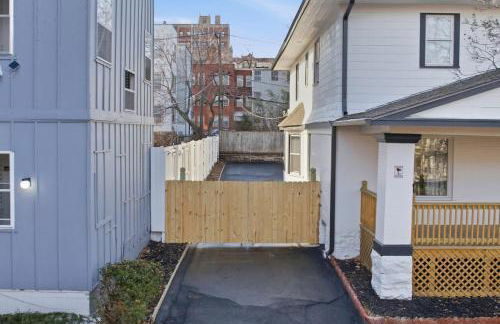 New Modern Updated Secure and Private Home - Foto 64