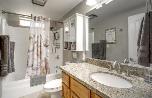 Fire Pit and Grill Spacious Forest Lakes Chalet - Foto 15