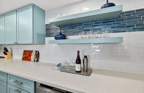 Renovated direct oceanfront condo with spacious balcony, heated pool, and garage parking - Foto 32