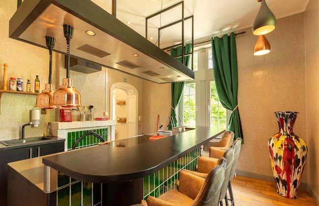 Luxurious Villa With Heated Pool - Photo 32