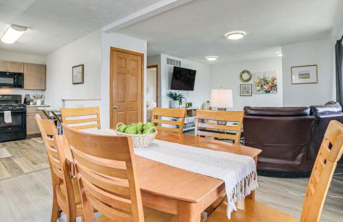 2 Living Areas! Cedar Home 11 Mi to Mt Holiday Ski - Foto 6