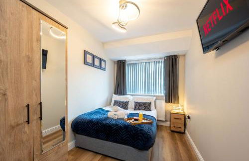 6 Bedroom, 2 Bathroom Modern, Spacious Home - Foto 14