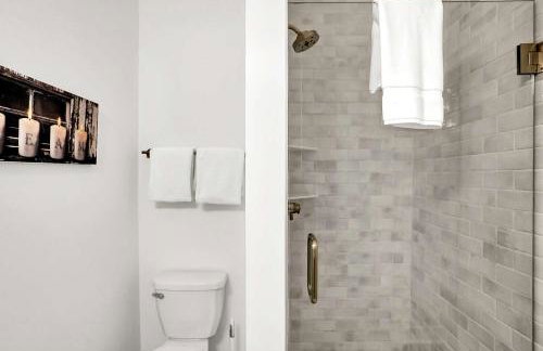 Luxury Townhouse with Fireplace Rooftop Deck Close to Downtown-Family Friendly - Foto 49