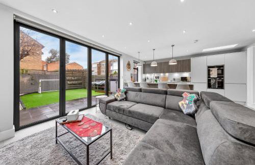 The Lumos House - 4 Bed Home w Parking near Harry Potter Studios - Foto 56