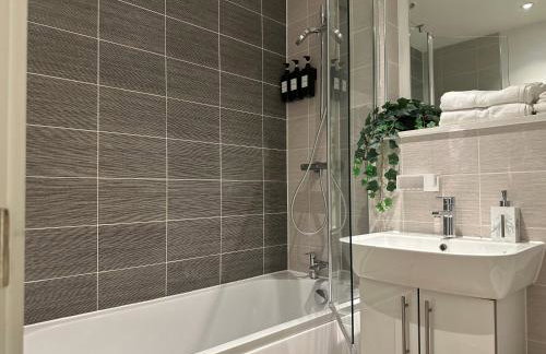 Cozy City Centre Apartment with Free Gym and Free Coffee - Photo 23