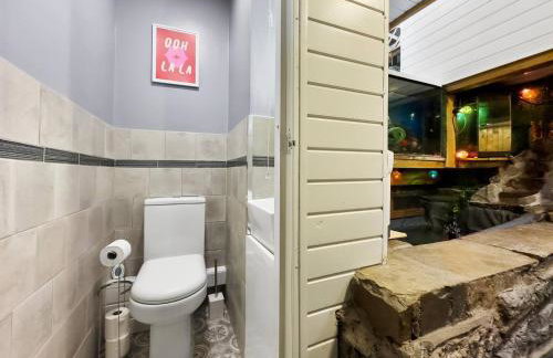 Kinky Kabin w Hot Tub, Sauna and Rooftop Garden - Foto 38