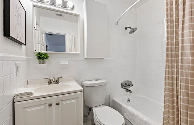 Stylish 2 BR Condo - Free Parking on Premises - Photo 23