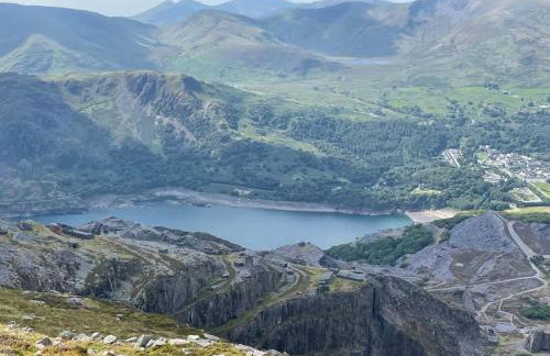 Compact Modern Apartment Single Person or Couple Only - Photo 21