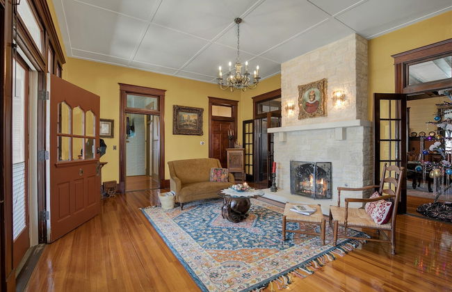 Beautiful and Unique Home With Fireplace and Pool! - Photo 1