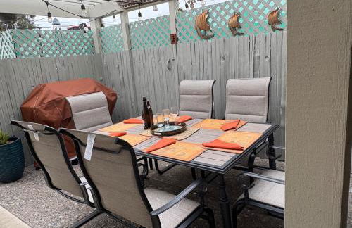 Seaside Garden Escape, A Stroll to the Beach! - Foto 37