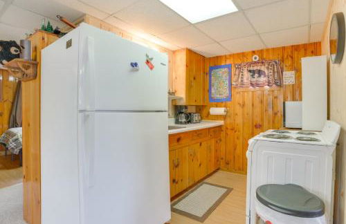 Cozy Onaway Vacation Rental with Deck and Fire Pit! - Foto 3