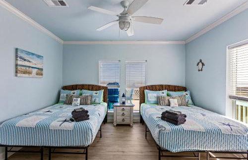 Beachfront Hideaway! Luxury Beachfront, SwimSpa, Game Room, Firepit by Bolivar Vacations - Foto 56