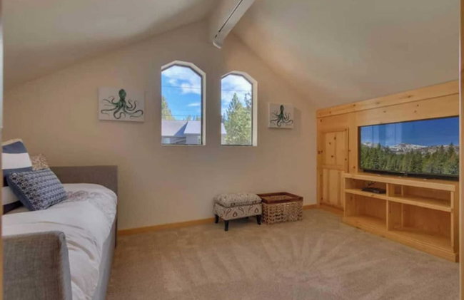 Black Bear by Avantstay Spacious Viking Lodge in Tahoe Donner w/ Game Room & Hot Tub! - Photo 31