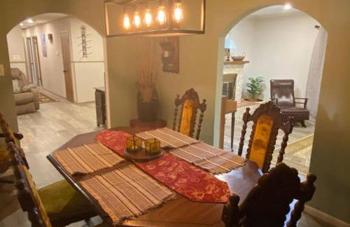 StockYards! Walk 3 Blocks-Ranch House sleeps 8 - Foto 50