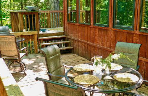Hot Tub and Barrel Sauna! Lakefront Innsbrook Chalet - Foto 26