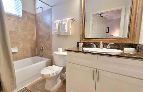 Pool view, 10 miles to Disney World, washer, dryer, kitchen, Wifi, two pools, ground level - Foto 16