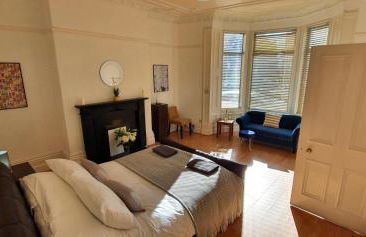 Free Parking, Huge 4 King Bedroom Townhouse, Fast WIFI, Fully Equipped Kitchen, 15 min drive to Nissan, 20 min to Newcastle Sunderland, Ideal for Long Term Contractor etc Stays, Regular Housekeeping Option - Dwellcome Home Ltd - See Our Site for Assurance - Foto 3