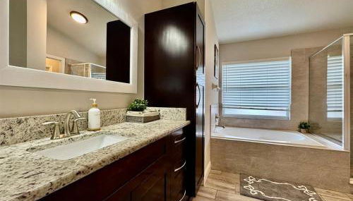 Modern 4BR 2BA with pool in gated community - Foto 3