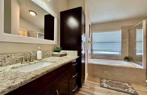 Modern 4BR 2BA with pool in gated community - Foto 3