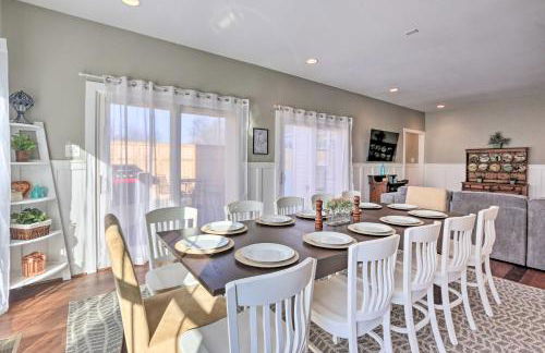 Morrisonville Manor with Fire Pit and Hot Tub! - Foto 11